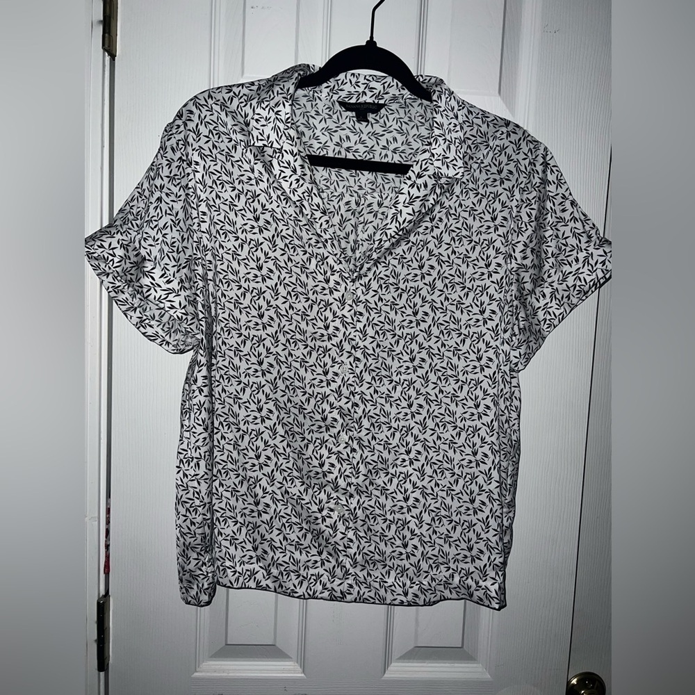 Banana Republic Factory Women’s Casual Leaf Button-Down Shirt